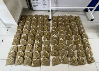 BUNGKUSAN air ketum yang sudah siap di proses dirampas PGA dalam serbuan di Gual Periok, Rantau Panjang, Kelantan semalam.-IHSAN PGA.