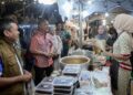 RAZALI Idris (dua dari kiri) bertanya khabar peniaga di Pasar Besar Kedai Payang, Kuala Terengganu, Terengganu. - UTUSAN/PUQTRA HAIRYY