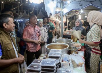 RAZALI Idris (dua dari kiri) bertanya khabar peniaga di Pasar Besar Kedai Payang, Kuala Terengganu, Terengganu. - UTUSAN/PUQTRA HAIRYY