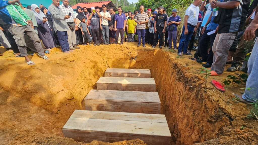 Jenazah empat mangsa nahas Simpang Renggam dikebumi satu liang lahad