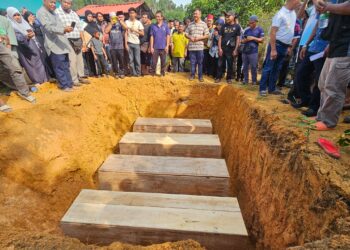 JENAZAH empat sekeluarga yang maut dalam nahas di Simpang Renggam, Johordikebumikan dalam satu liang lahad di Tanah Perkuburan Islam Bandar Al Muktafi Billah Shah, Dungun, Terengganu.