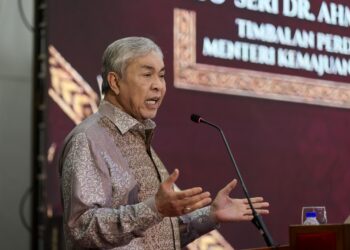 AHMAD Hamidi berucap pada majlis penutup Konvensyen Ekonomi Usahawan Bumiputera (KEUB) 2026 di Terengganu Equastrian Resort, Kuala Terengganu, Terenggan. - UTUSAN/PUQTRA HAIRRY