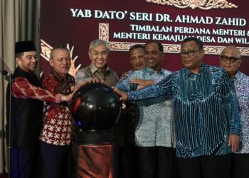 AHMAD Zahid Hamidi (tiga dari kiri) merasmikan Konvensyen Ekonomi Usahawan Bumiputera (KEUB) 2026 di Terengganu Equastrian Resort, Kuala Terengganu, Terengganu. - UTUSAN/PUQTRA HAIRRY