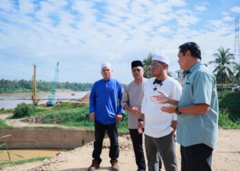 MOHD. Faizul Mustafa (dua kanan) bersama pegawainya melihat operasi rumah pam selepas Majlis Solat Hajat Sempena Permulaan Penanaman Padi Musim 1/2026 di Perkarangan Stesen Pam Kemubu, Kota Bharu, Kelantan hari ini-UTUSAN/KAMARUL BISMI KAMARUZAMAN.