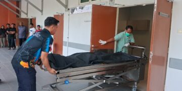 MAYAT Wan Shafuan Irfan Wan Harun dibawa ke Unit Forensik Hospital Dungun, Terengganu.