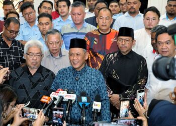 AMINUDDIN Harun semasa sidang akhbar di Kediaman Rasmi Menteri Besar Negeri Sembilan di Seremban.-UTUSAN/MOHD. SHAHJEHAN MAAMIN.