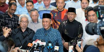 AMINUDDIN Harun semasa sidang akhbar di Kediaman Rasmi Menteri Besar Negeri Sembilan di Seremban.-UTUSAN/MOHD. SHAHJEHAN MAAMIN.