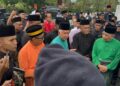 MUHAMMED Abdullah (tengah), Maarof (kiri) dan Rais ketika dihalang daripada memasuki Balai Kediaman Rasmi Tunku Besar Tampin hari ini.