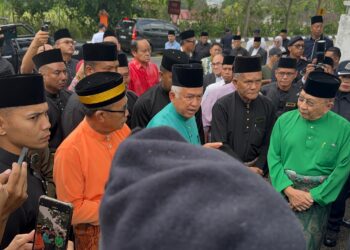 MUHAMMED Abdullah (tengah), Maarof (kiri) dan Rais ketika dihalang daripada memasuki Balai Kediaman Rasmi Tunku Besar Tampin hari ini.