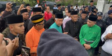 MUHAMMED Abdullah (tengah), Maarof (kiri) dan Rais ketika dihalang daripada memasuki Balai Kediaman Rasmi Tunku Besar Tampin hari ini.