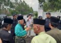 ANWAR Ibrahim beramah mesra bersama jemaah selepas menunaikan solat Jumaat di Masjid Meranti di 
Puchong, Selangor. – UTUSAN/FARIZ RUSADIO
