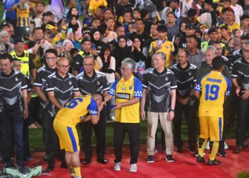 AL-SULTAN Abdullah Ri’ayatuddin Al-Mustafa Billah Shah berkenan menyempurnakan majlis pelancaran Liga Rakyat Pahang 1st Piala Al-Sultan Abdullah di Stadium Darul Makmur di Kuantan, Pahang. - FOTO/SHAIKH AHMAD RAZIF