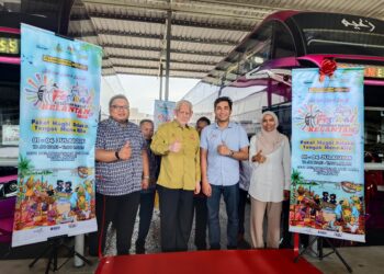 KAMARUDIN Md. Nor (dua kiri) selepas merasmikan Majlis Pelancaran Festival Kesenian Rakyat Kelantan di Terminal Bas Lembah Sireh, Kota Bharu, Kelantan hari.