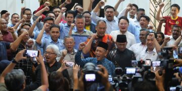 AMINUDDIN Harun pada sidang akhbar di kediaman rasmi beliau di Seremban hari ini. - UTUSAN/MOHD. SHAHJEHAN MAAMIN