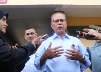 WAN Rosdy Wan Ismail ketika ditemui pemberita pada Program Inisiatif Makmur (IM) Pahang pengagihan buku rujukan dan latihan peperiksaan kepada calon Sijil Pelajaran Malaysia (SPM), Sijil Tinggi Persekolahan Malaysia (STPM) dan Sijil Tinggi Agama Malaysia (STAM) 2026 di Sekolah Menengah Kebangsaan (SMK) Felda Purun di Bera, Pahang. - FOTO/SHAIKH AHMAD RAZIF