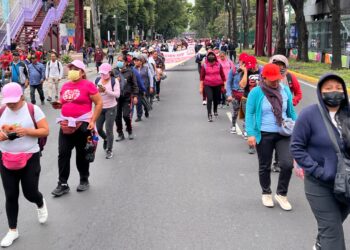 Ribuan guru dan pelajar dari Sekolah Ayotzinapa berarak menuju Stadium Ciudad de Mexico, Mexico City, kelmarin sebagai bantahan menjelang majlis pembukaan Piala Dunia 2026. -AFP