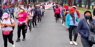 Ribuan guru dan pelajar dari Sekolah Ayotzinapa berarak menuju Stadium Ciudad de Mexico, Mexico City, kelmarin sebagai bantahan menjelang majlis pembukaan Piala Dunia 2026. -AFP
