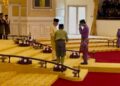 TUANKU Muhriz ibni Almarhum Tuanku Munawir menyerahkan watikah pelantikan kepada Tunku Zain Al-'Abidin di Balairong Seri, Istana Besar Seri Menanti , Kuala Pilah, hari ini. UTUSAN / NOR SHAFIQAH MOHD GHAZALI