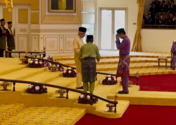 TUANKU Muhriz ibni Almarhum Tuanku Munawir menyerahkan watikah pelantikan kepada Tunku Zain Al-'Abidin di Balairong Seri, Istana Besar Seri Menanti , Kuala Pilah, hari ini. UTUSAN / NOR SHAFIQAH MOHD GHAZALI