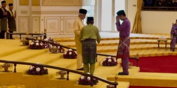 TUANKU Muhriz ibni Almarhum Tuanku Munawir menyerahkan watikah pelantikan kepada Tunku Zain Al-'Abidin di Balairong Seri, Istana Besar Seri Menanti , Kuala Pilah, hari ini. UTUSAN / NOR SHAFIQAH MOHD GHAZALI