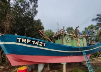 BOT yang dinaiki tiga nelayan yang tenggelam di Perairan Kemaman, Terengganu. - MEDIA SOSIAL