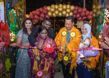 SARAVANAN Subramaniam (dua kiri) dan Pengerusi India Gate, Datuk Samsudin Basir (dua kanan) ketika gimik memotong riben pada majlis pembukaan cawangan baharu restoran India Gate di Bukit Bintang hari ini. - UTUSAN/SYAKIR RADIN