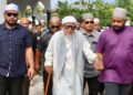 ABDUL Hadi Awang (tengah) hadir menyampaikan kuliah duha di Masjid Rusila, Marang, Terengganu. - UTUSAN/PUQTRA HAIRRY