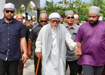 ABDUL Hadi Awang (tengah) hadir menyampaikan kuliah duha di Masjid Rusila, Marang, Terengganu. - UTUSAN/PUQTRA HAIRRY