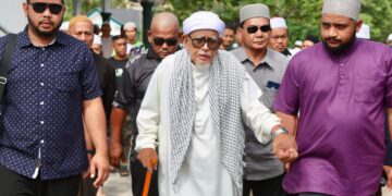 ABDUL Hadi Awang (tengah) hadir menyampaikan kuliah duha di Masjid Rusila, Marang, Terengganu. - UTUSAN/PUQTRA HAIRRY