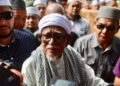 ABDUL Hadi Awang (tengah) bercakap kepada pemberita selepas menyampaikan kuliah duha di Masjid Rusila, Marang, Terengganu. - UTUSAN/PUQTRA HAIRRY
