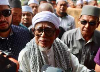 ABDUL Hadi Awang (tengah) bercakap kepada pemberita selepas menyampaikan kuliah duha di Masjid Rusila, Marang, Terengganu. - UTUSAN/PUQTRA HAIRRY