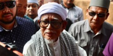 ABDUL Hadi Awang (tengah) bercakap kepada pemberita selepas menyampaikan kuliah duha di Masjid Rusila, Marang, Terengganu. - UTUSAN/PUQTRA HAIRRY