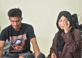 Pix

NORASIKIN Hasin (kanan) mengesat air mata ketika menceritakan situasi anaknya berusia 12 tahun yang didakwa menjadi mangsa buli di kediamannya di Chuping, Padang Besar, Perlis semalam.-UTUSAN/ASYRAF MUHAMMAD