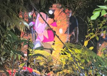 OPERASI menyelamat seorang wanita yang patah kaki ketika menyertai aktiviti pendakian di Bukit Fraser di Raub mengambil masa 17 jam sebelum mangsa berjaya dibawa keluar pukul 7 pagi ini. - FOTO IHSAN JBPM PAHANG