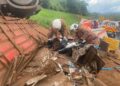 PASUKAN Bomba dan Penyelamat menggunakan peralatan khas bagi mengeluarkan mangsa yang tersepit dalam kemalangan ngeri di KM43.2 Lebuhraya Pantai Timur hala Karak di Bentong, Pahang. - FOTO IHSAN JBPM PAHANG