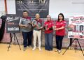 SUZANA Zakaria (dua kanan) bersama Hassan Saad (dua kiri), Mohamad Sis Ahmad (kiri) dan Dr. Sadona Tham (kanan) bergambar bersama produk Kuala Cola selepas pemeteraian Memorandum Rakan Strategik Pengedaran antara Kuala Cola dan DMG di Mara Industrial Park Kuala Lumpur, baru-baru ini.