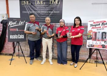 SUZANA Zakaria (dua kanan) bersama Hassan Saad (dua kiri), Mohamad Sis Ahmad (kiri) dan Dr. Sadona Tham (kanan) bergambar bersama produk Kuala Cola selepas pemeteraian Memorandum Rakan Strategik Pengedaran antara Kuala Cola dan DMG di Mara Industrial Park Kuala Lumpur, baru-baru ini.