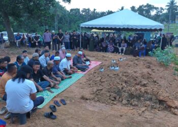 JENAZAH empat sekeluarga yang maut dalam kemalangan tragis di Kilometer 43.2 Lebuhraya Kuala Lumpur-Karak (KLK) dekat Bukit Tinggi dikebumikan dalam satu liang di Tanah Perkuburan Islam Felda Mempaga 1 di Bentong, Pahang.