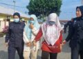 DUA wanita yang disyaki terlibat dengan sindiket penjualan Sijil Cuti Sakit (MC) palsu dibawa keluar dari Mahkamah Majistret Pekan selepas mendapatkan perintah reman.