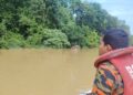 ANGGOTA Jabatan Bomba dan Penyelamat Malaysia (JBPM) melakukan operasi mencari dan menyelamat seorang lelaki yang dikhuatiri lemas selepas terjatuh dari bot di Sungai Kobat, dekat Taman Impian di Kuantan, Pahang.