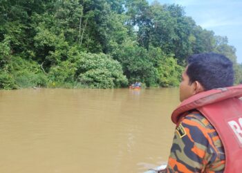 ANGGOTA Jabatan Bomba dan Penyelamat Malaysia (JBPM) melakukan operasi mencari dan menyelamat seorang lelaki yang dikhuatiri lemas selepas terjatuh dari bot di Sungai Kobat, dekat Taman Impian di Kuantan, Pahang.