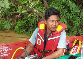BADRUL Afiq Jaillany Zam Zam rakan kepada Muhammad Firdaus Zuharsema yang hilang dan dikhuatiri lemas di Sungai Kobat, dekat Taman Impian di Kuantan, Pahang.
