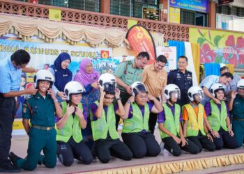 SEBAHAGIAN peserta program Road Rangers in School anjuran Gadang Engineering (M) Sdn. Bhd. di Sekolah Menengah Kebangsaan (SMK) Desa Tun Hussein Onn, Kuala Lumpur, baru-baru ini.