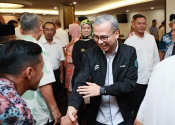 FAHMI Fadzil (kanan) beramah mesra dengan tetamu yang hadir ke Program Jiwa Madani di Kota Bharu, Kelantan. - UTUSAN/KAMARUL BISMI KAMARUZAMAN
