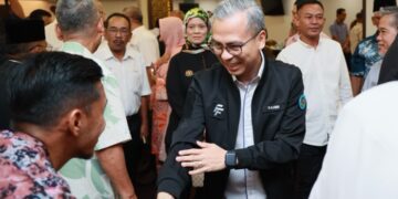 FAHMI Fadzil (kanan) beramah mesra dengan tetamu yang hadir ke Program Jiwa Madani di Kota Bharu, Kelantan. - UTUSAN/KAMARUL BISMI KAMARUZAMAN