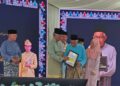 AL-SULTAN Abdullah Ri’ayatuddin Al-Mustafa Billah Shah berkenan menyampaikan Anugerah Tokoh Maal Hijrah kepada Mohd Ali Hanafiah Sh. Ruji sempena Majlis Sambutan Maal Hijrah Peringkat Negeri Pahang Tahun 1448 Hijrah/2026 Masihi di Laman Sejahtera Jelai, Felda Sungai Koyan di Lipis, Pahang.