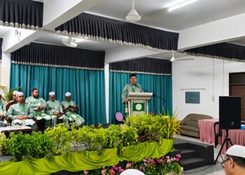 MOHD. Amar Nik Abdullah semasa berucap pada Mesyuarat Agung Tahunan Pas Kawasan Pengkalan Chepa, Kelantan. - UTUSAN/YATIMIN ABDULLAH