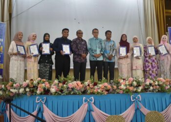 Pix
ROSE Aza Che Arifin (enam dari kanan) bergambar bersama pelajar cemerlang pada Majlis Pengumuman Keputusan STPM 2025 di Dewan Syed Mahmood Sekolah Menengah Kebangsaan (SMK) Derma, Kangar, Perlis, hari ini. -UTUSAN/ASYRAF MUHAMMAD