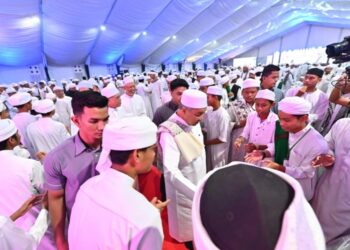 AHMAD Zahid Hamidi beramah mesra dengan huffaz pada Himpunan Huffaz Negeri Pahang 2026 di pekarangan Rumah Pahang, Kompleks Yayasan Pahang, Kuantan, Pahang.