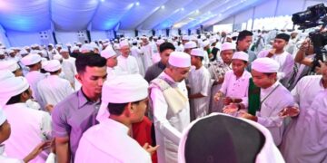 AHMAD Zahid Hamidi beramah mesra dengan huffaz pada Himpunan Huffaz Negeri Pahang 2026 di pekarangan Rumah Pahang, Kompleks Yayasan Pahang, Kuantan, Pahang.